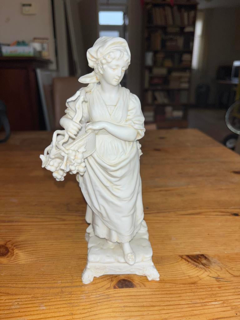 Wit beeldje van vrouw met mand druiven 24 cm hoog, Antiek en Kunst, Ophalen of Verzenden