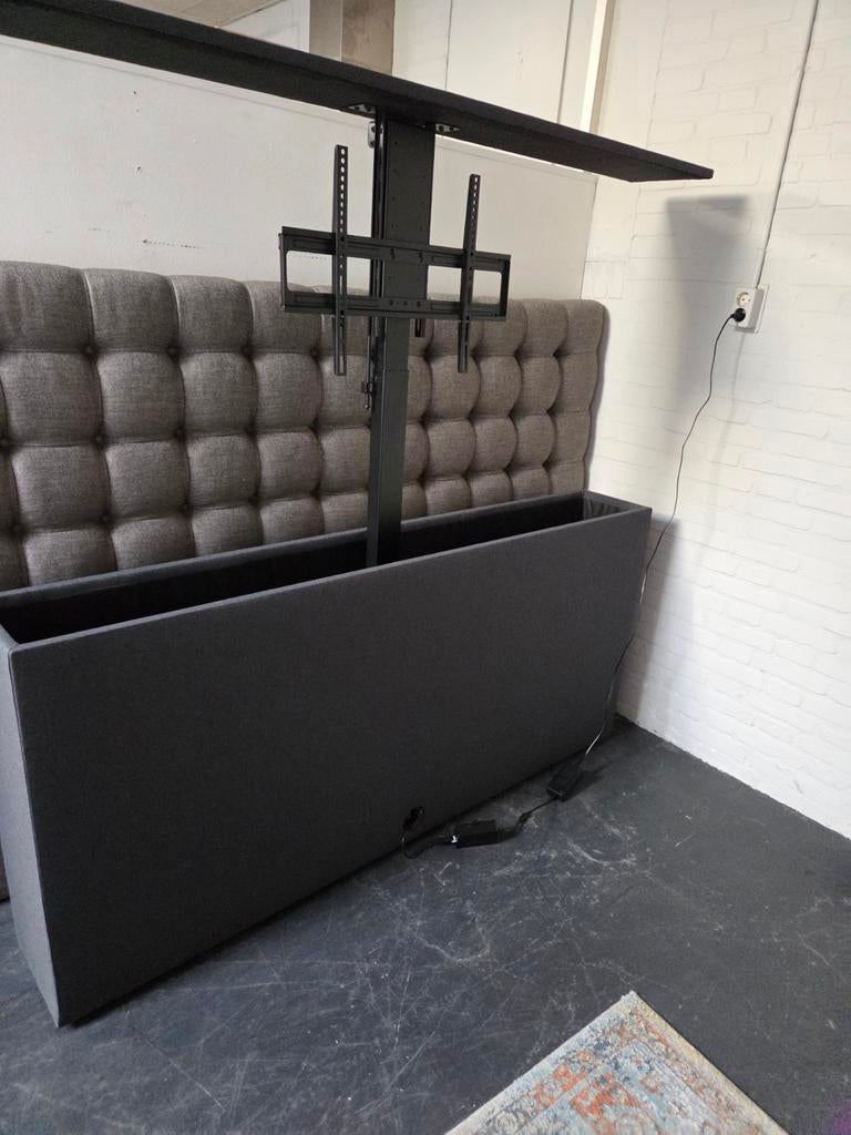 Nieuwe Voetbord met TV Lift - Grijs Stof (max 55 inch TV), Voetbord met tv lift, 150 tot 200 cm, Nieuw, Ophalen of Verzenden