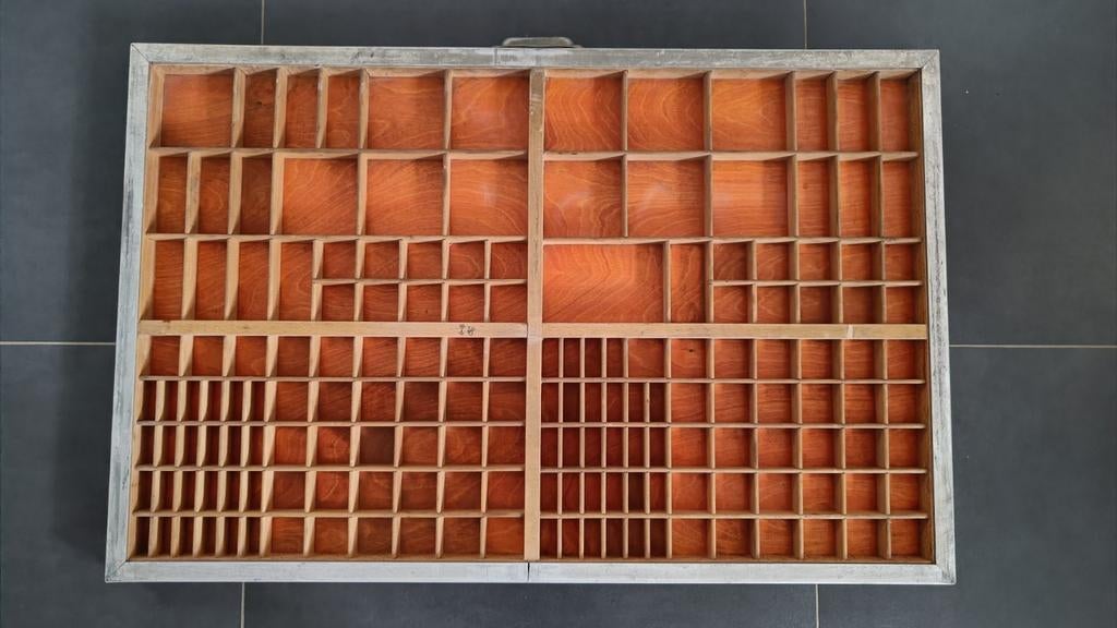 Houten letterbak met aluminium frame., Ophalen of Verzenden