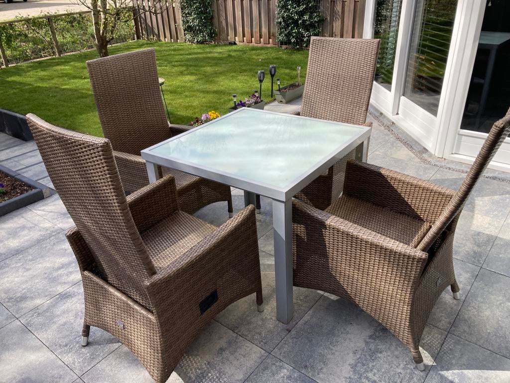 4 wicker tuinstoelen inclusief gratis tafel 89 x 89 cm, Tuin en Terras, Ophalen, 4 zitplaatsen