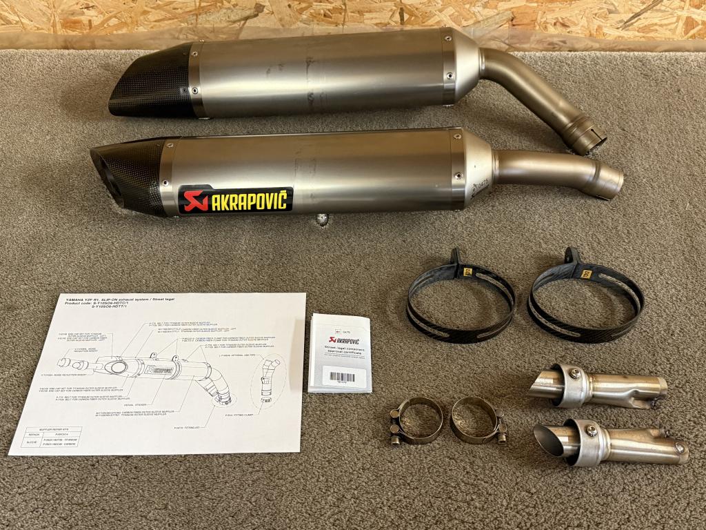 Akrapovic uitlaten dempers Yamaha YZF-R1 YZFR1 R1 04-06 RN12, Gebruikt, Verzenden, Media@akrapovic.com, Malo Hudo 8a, Ivančna Gorica, 1295, SI