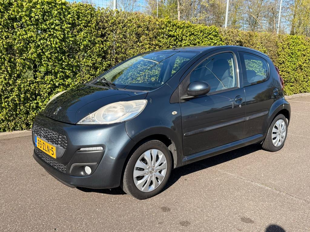 Peugeot 107 - 5DR 2013 Grijs 95.000km, Auto's, Peugeot, Voorwielaandrijving, 4 stoelen, Origineel Nederlands, Handgeschakeld