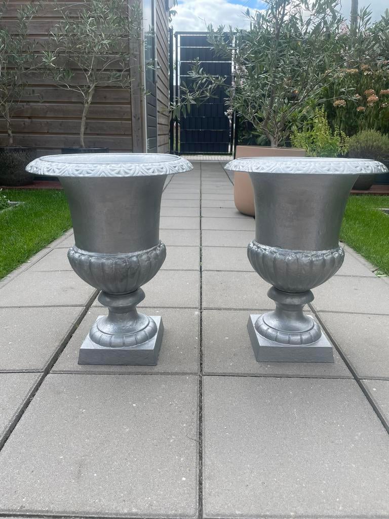 Twee franse gietijzeren tuinvazen, Ophalen, Zo goed als nieuw