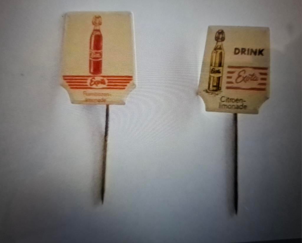 2 Speldjes Exota limonade, Ophalen of Verzenden, Zo goed als nieuw, Merk, Speldje of Pin