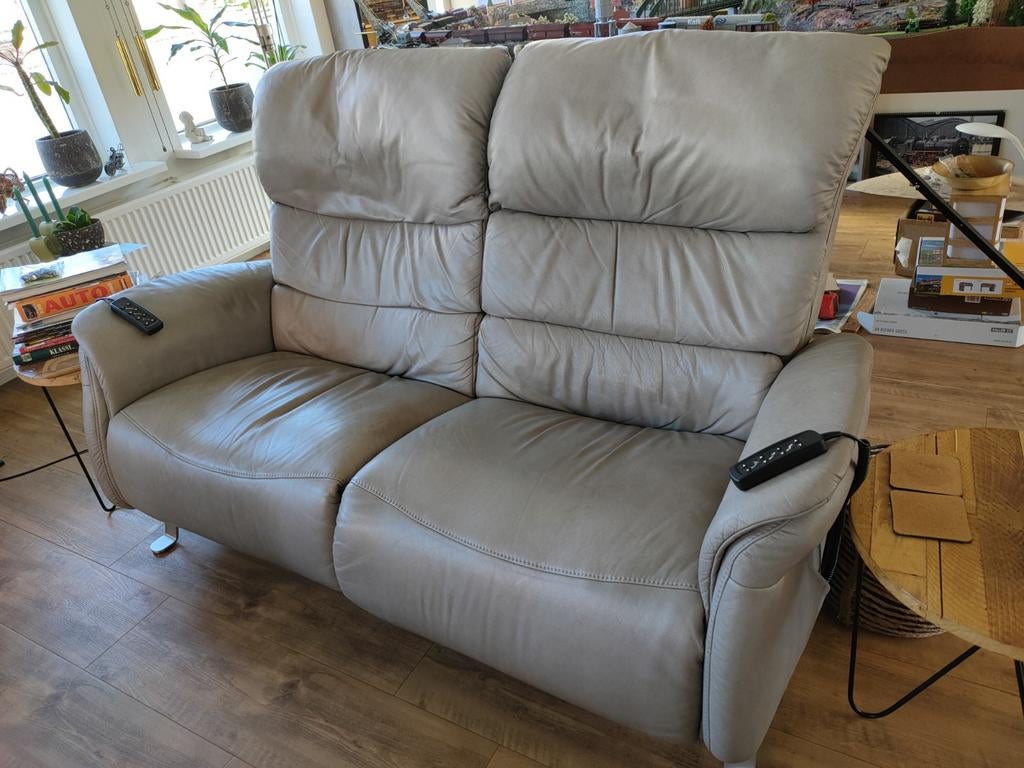 Leren 2-zitsbank met elektrische verstelling, Huis en Inrichting, Banken | Bankstellen, Gebruikt, Tweepersoons, Leer, Ophalen of Verzenden