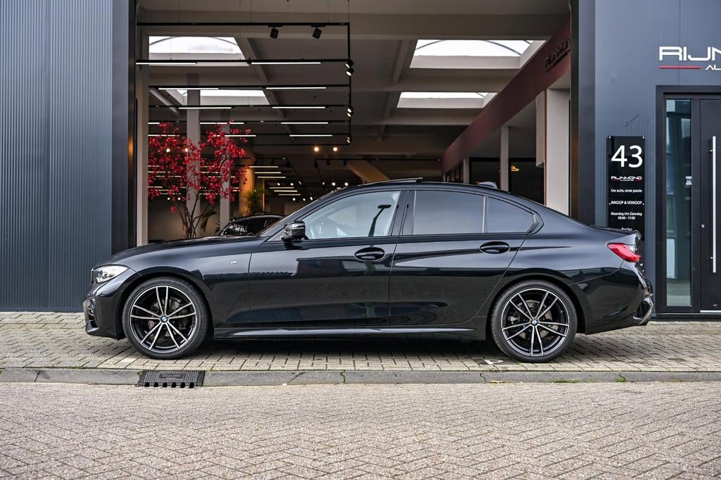 BMW 3-serie 318i Business Edition M-Pakket|Pano|Camera|Carpl, Automaat, 1998 cc, Achterwielaandrijving, Gebruikt