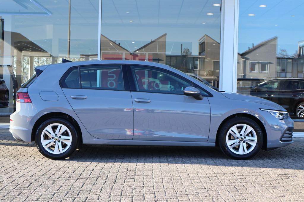 Volkswagen Golf 1.0 TSI 110pk Life | Navi | PDC | Camera | A, Auto's, Volkswagen, Voorwielaandrijving, 12 maanden, Stof, Gebruikt