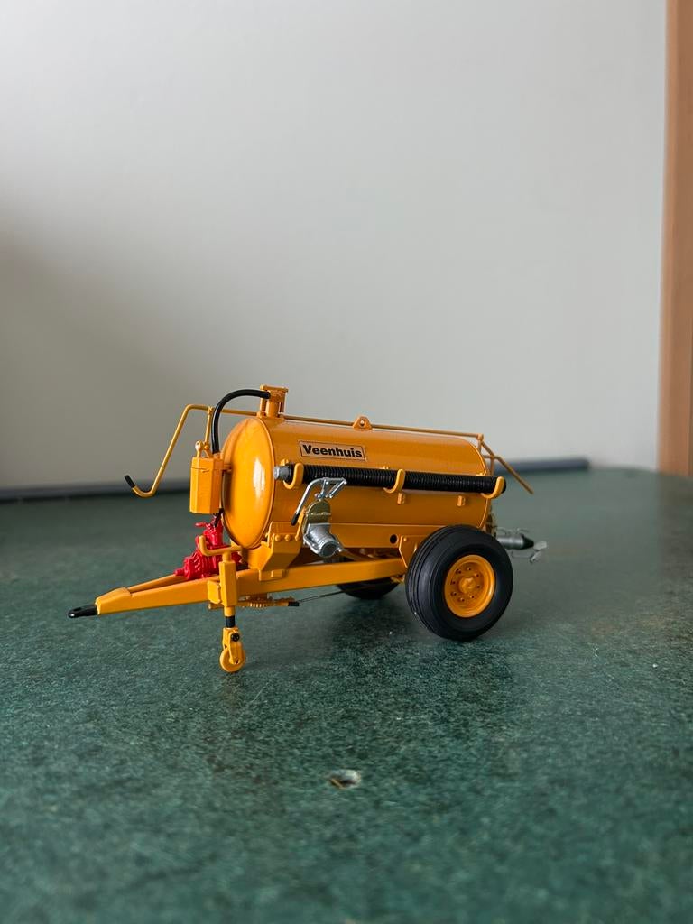 Veenhuis tank verbouwd 1:32, Ophalen of Verzenden, Zo goed als nieuw, Tractor of Landbouw, Overige merken