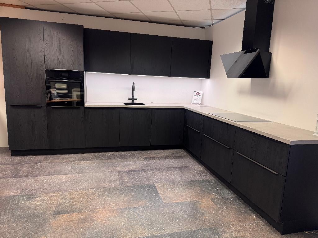 Nolte keuken+ AEG apparaten showroom uitverkoop!!, Ophalen, Zwart, Hoekkeuken, Nieuw