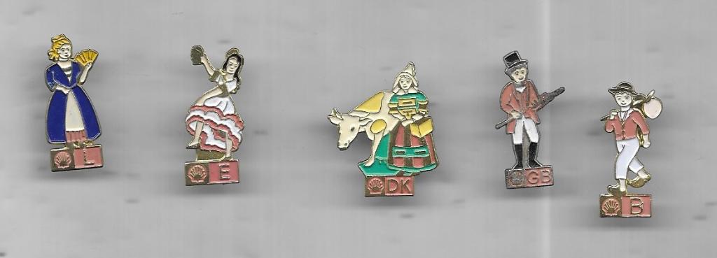 SHELL KLEDERDRACHTEN LANDEN 5 PINS, Ophalen of Verzenden, Gebruikt, Merk, Speldje of Pin