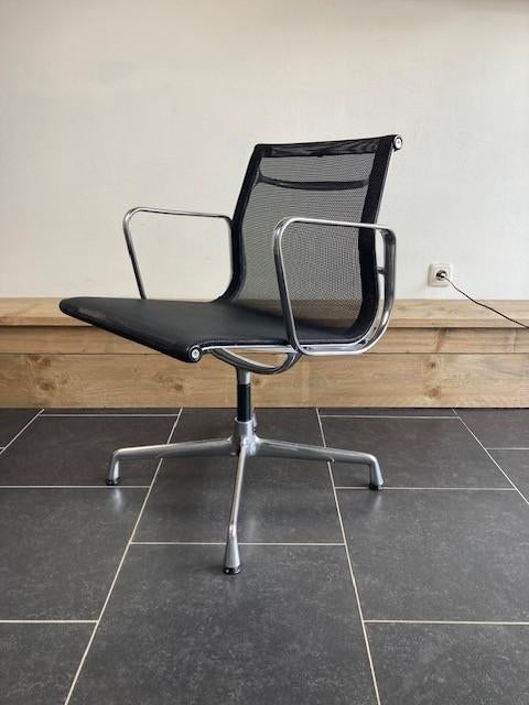 9 Vitra Eames EA 108 stoelen, aluminium, zwart netweave, Huis en Inrichting, Stoelen, Vitra, Gebruikt, Zwart, Design