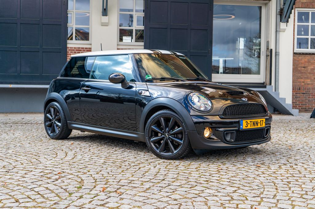 Mini Cooper S 2014 Zwart | JCW | CARPLAY | CARBON | NETJES!, 4 cilinders, 4 stoelen, Handgeschakeld, 1125 kg