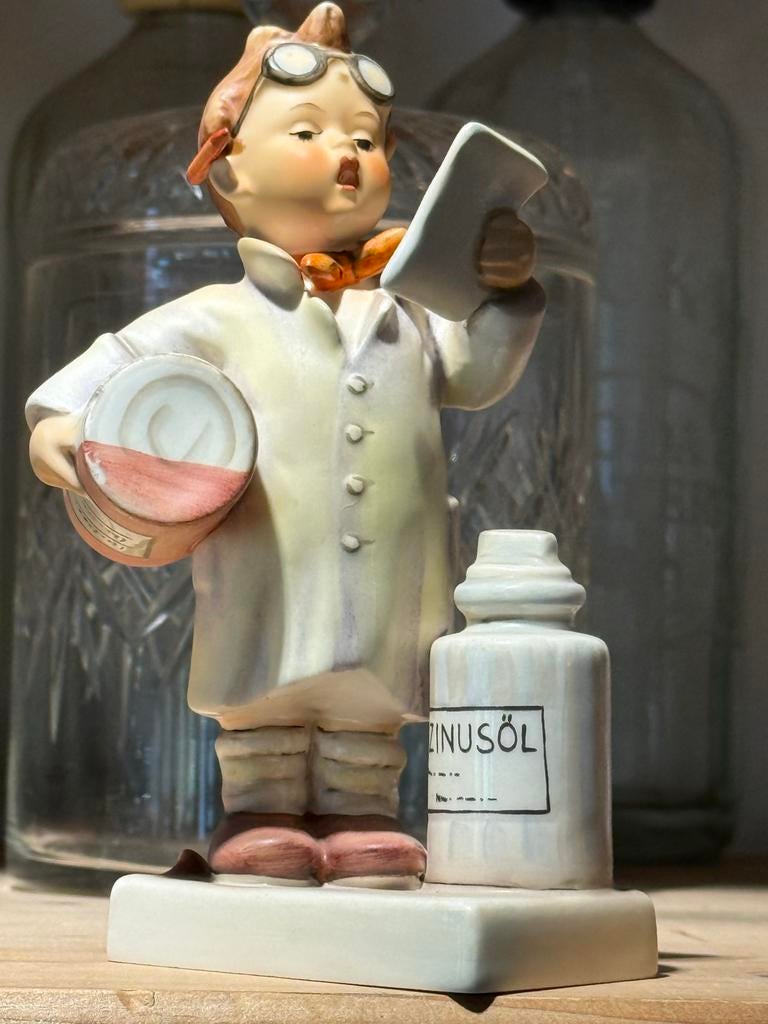 Goebel Hummel beeldje 'De Apotheker' - Vintage 1955, Verzamelen, Beelden en Beeldjes, Zo goed als nieuw, Hummel, Ophalen of Verzenden