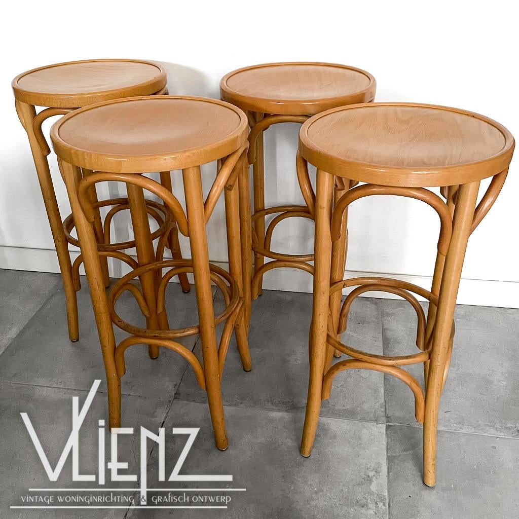 Vier vintage, midcentury Thonet stijl krukken 81 cm barkruk, Huis en Inrichting, Barkrukken, Gebruikt, 60 tot 90 cm, Hout, 4 krukken