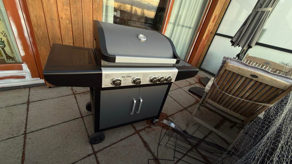 Gas BBQ met 4 branders en zijbrander, Ophalen, Zo goed als nieuw