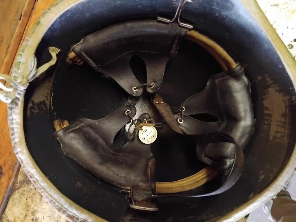 Zwitserse leger helm op naam pre WW2 met cammo overtrek, Ophalen of Verzenden