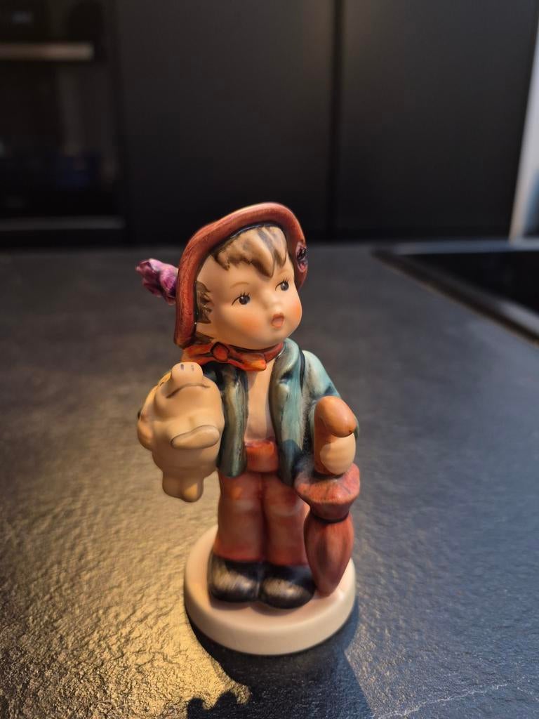 Hummel beeldje jongen met varken en paraplu, Ophalen of Verzenden