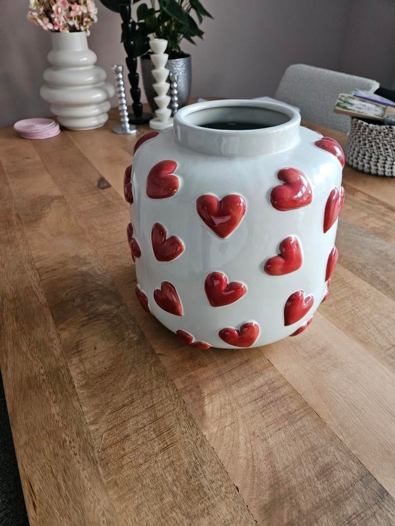 Vaas wit met rode hartjes, Huis en Inrichting, Woonaccessoires | Vazen, Ophalen