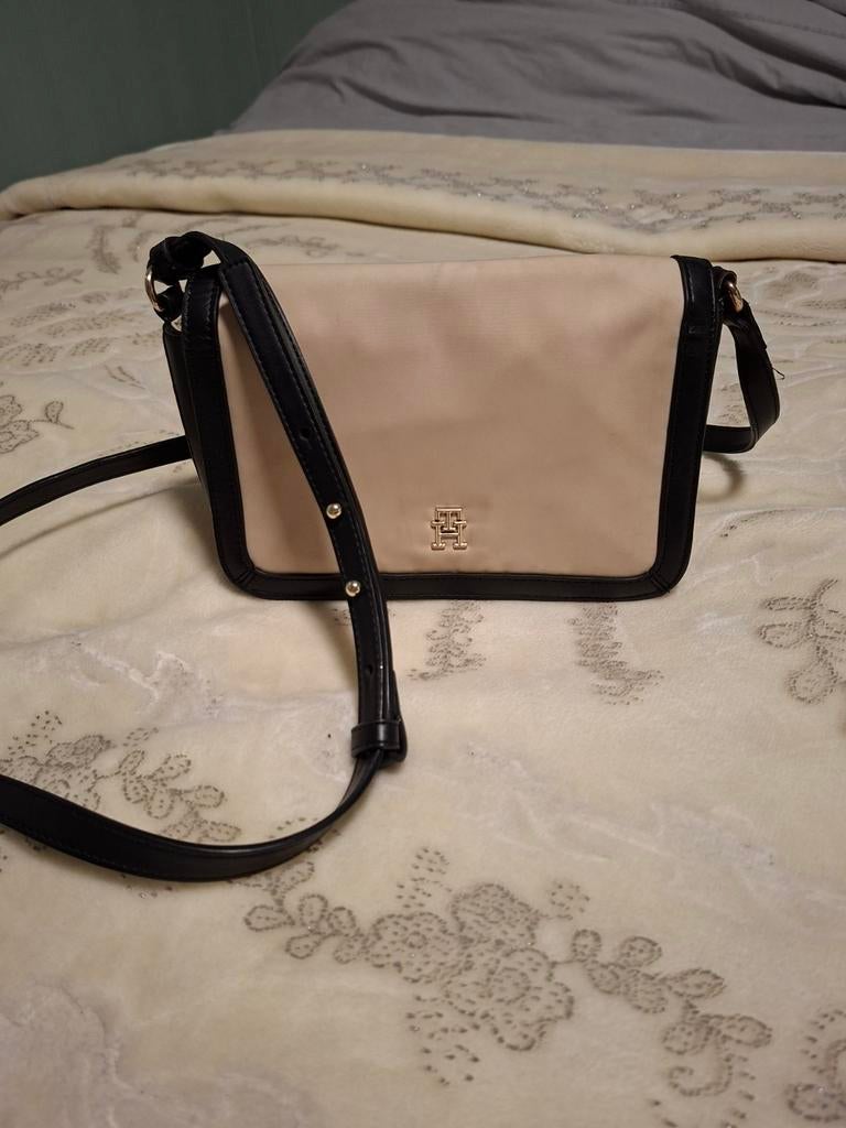 Tommy Hilfiger schoudertasje beige met zwart, Ophalen of Verzenden, Zo goed als nieuw, Beige, Schoudertasje
