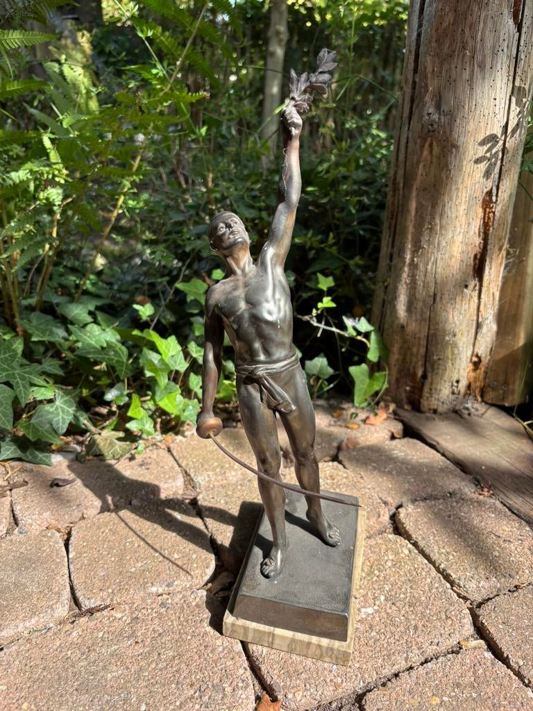 Spelter bronzen beeld overwinnaar met lauwerkrans, Antiek en Kunst, Ophalen of Verzenden