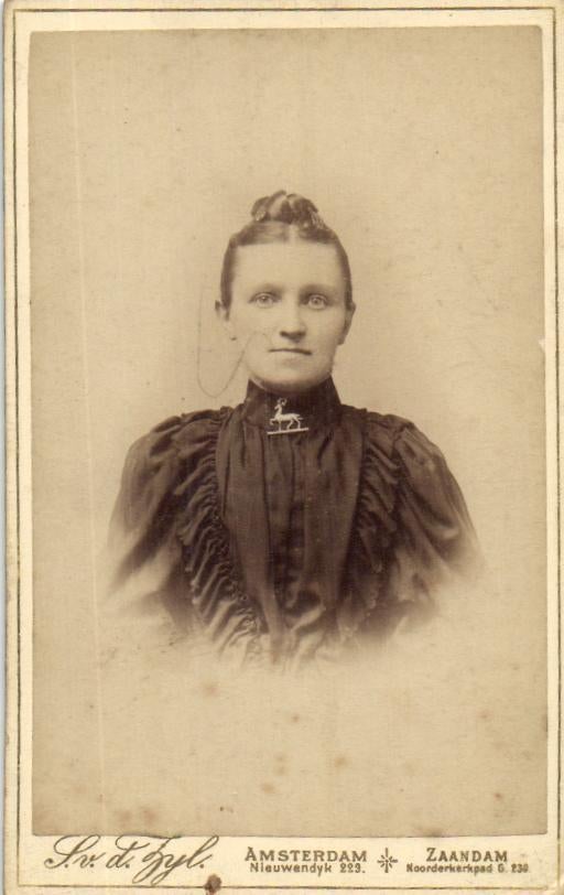 CDV - S van der Zijl - Amsterdam/ Zaandam -Broche met Hert, Gebruikt, Verzenden, Foto, Klederdracht