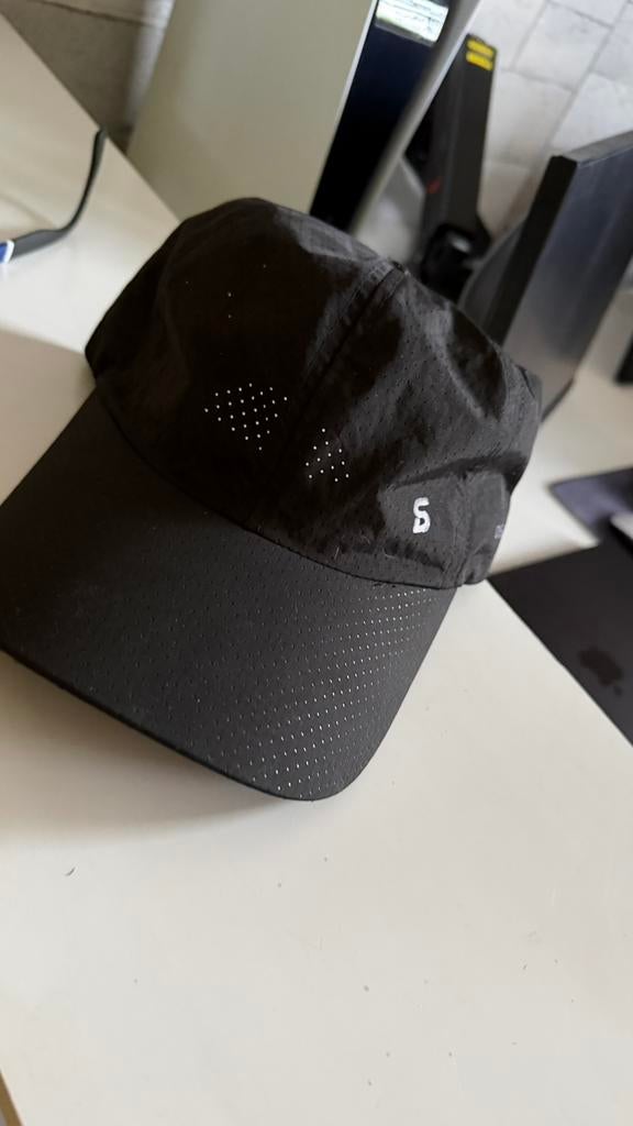 Zwarte pet met kleine gaatjes, Kleding | Dames, Hoeden en Petten, Ophalen of Verzenden, Gedragen, One size fits all, Pet