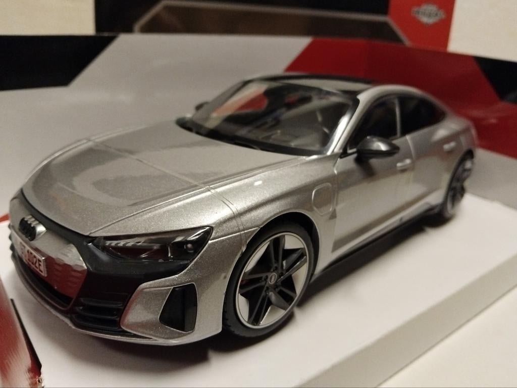 Audi E-Tron RS GT silver 2022  Bburago metal 1:18 KRD, Ophalen of Verzenden, Zo goed als nieuw, Auto, Bburago
