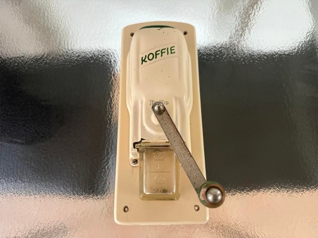 Vintage PeDe Wandkoffiemolen - Crème met Groen Lettertype, Antiek en Kunst, Ophalen of Verzenden