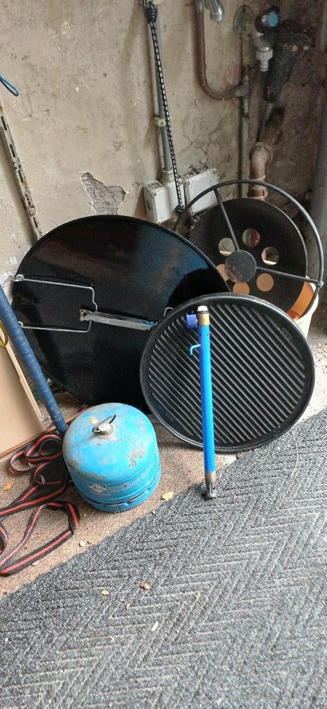 Barbecue onderdelen met gasfles en grillplaat, Ophalen, Gebruikt