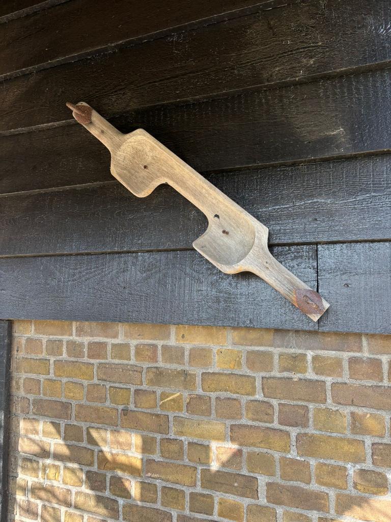 Antieke houten juk voor waterdragen, Ophalen