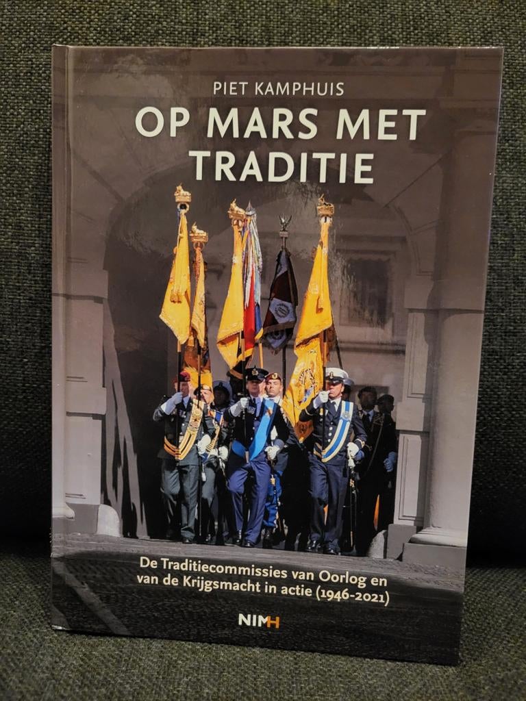 Op mars met traditie - Piet Kamphuis NIMH, Boeken, Muziek, Ophalen of Verzenden, Zo goed als nieuw