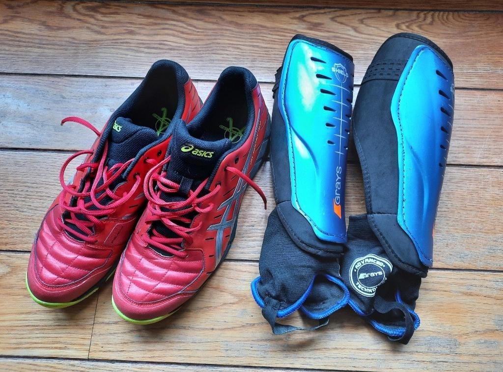 Asics: hockey schoenen rood maat 46,5 Grays scheenbeschermer, Sport en Fitness, Hockey, Ophalen, Zo goed als nieuw, Schoenen