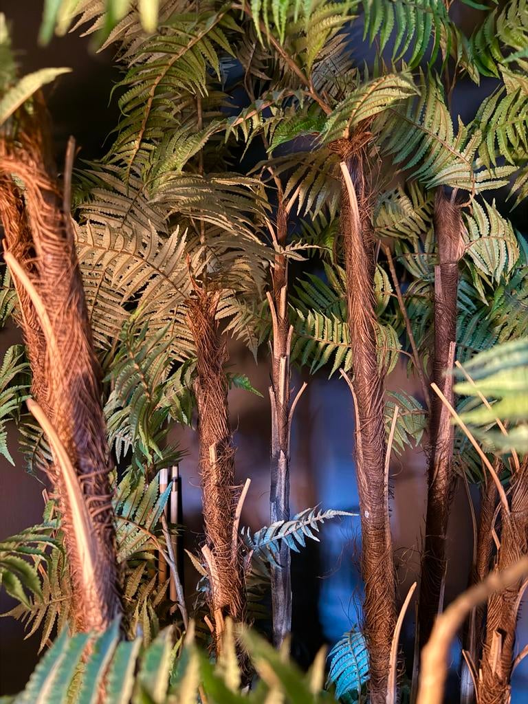 Grote kunstplant in bak met wielen • 260cm hoog, Ophalen, Zo goed als nieuw, Binnen