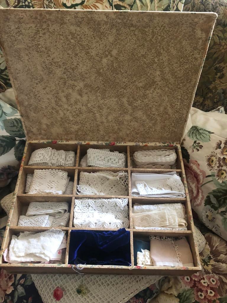 Diverse zeer oude kantjes in 2 luxe dozen kant versiersels, Ophalen of Verzenden, Zo goed als nieuw