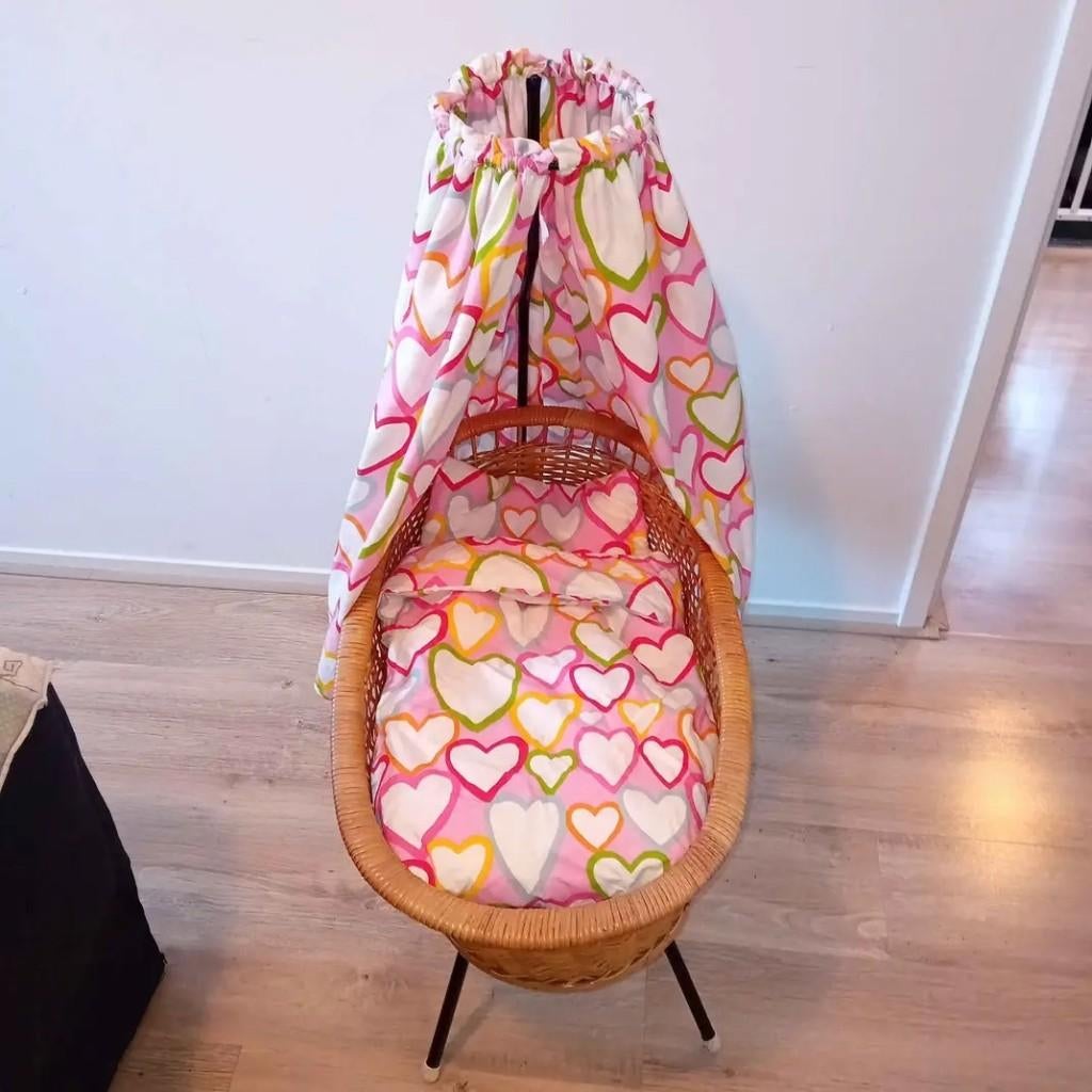 Zeer nette rotan poppenwieg met hemeltje,incl. dekentje etc., Kinderen en Baby's, Ophalen of Verzenden, Zo goed als nieuw, Jongen of Meisje