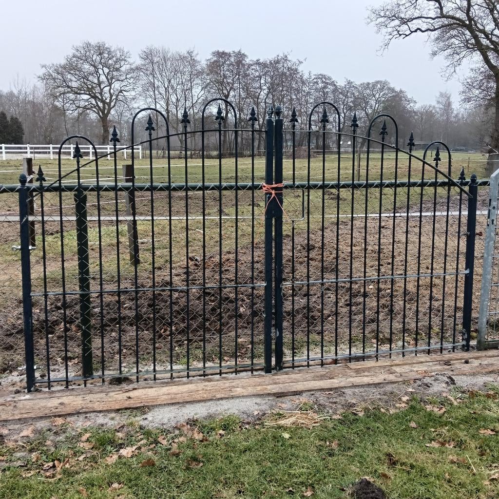 Donkerblauw sierhekwerk, Ophalen