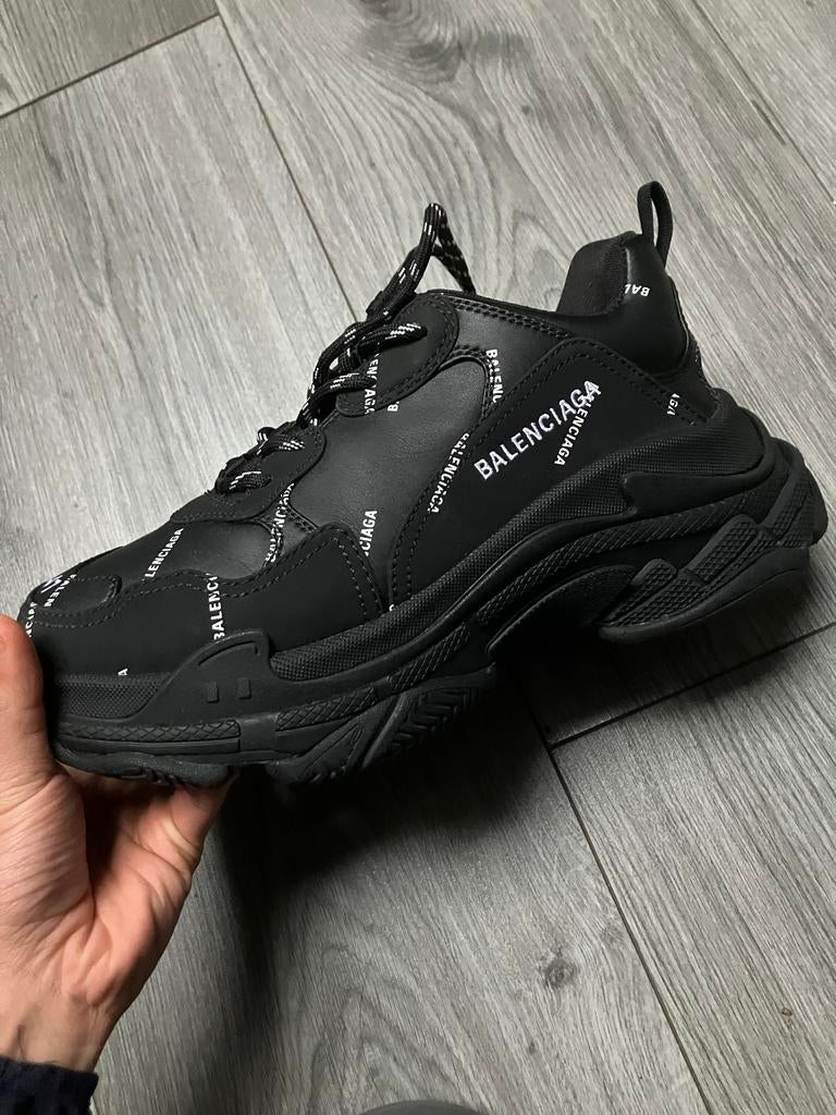 Balenciaga Triple S Allover Logo Zwart Maat 41, Kleding | Heren, Schoenen, Ophalen of Verzenden, Zo goed als nieuw, Zwart, Sneakers of Gympen