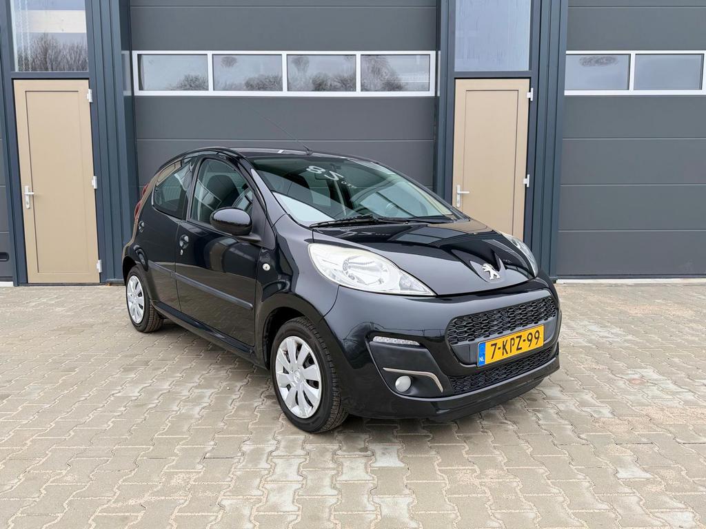 Peugeot 107 1.0 12V 5DR 2013 Zwart (3e eigenaar), Auto's, Peugeot, Voorwielaandrijving, Stof, 4 stoelen, Origineel Nederlands
