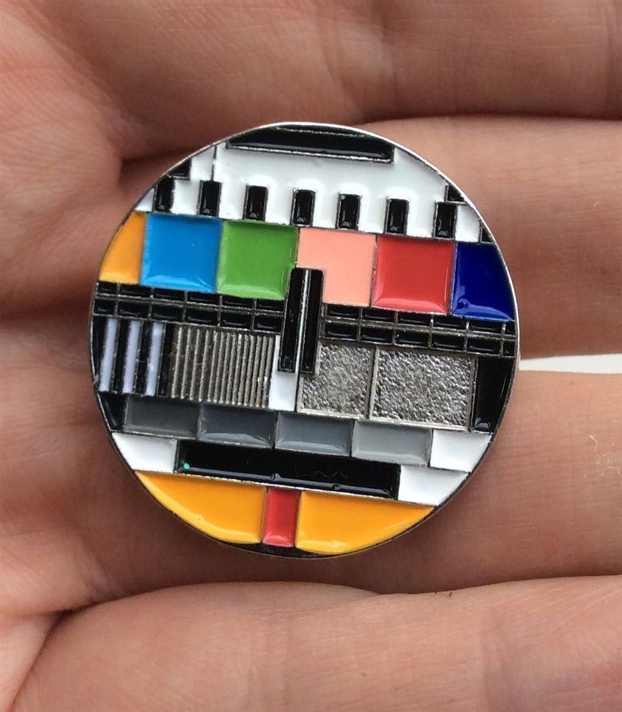 leuk CRT TV VHS Vaporwave Testbeeld retro Enamel pin broche, Ophalen of Verzenden, Overige typen