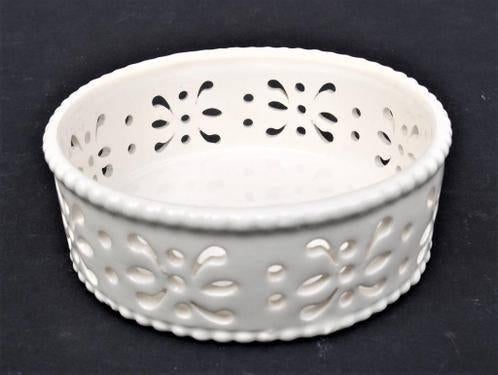 Royal Creamware - Schaaltje met opengewerkte rand - ZGAN, Ophalen of Verzenden, Effen, Aardewerk, Schaal of Schalen