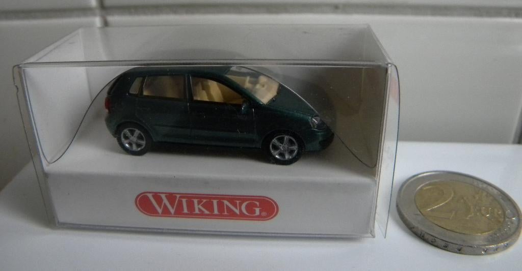 VW POLO DONKERGROEN IN OVP VW POLO MINIATUUR, Ophalen of Verzenden, Nieuw, Auto, Wiking