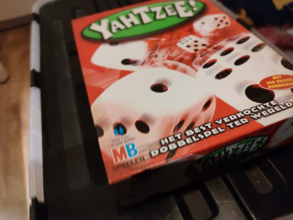 Yahtzee Dobbelspel - MB Spellen, MB Spellen, Ophalen of Verzenden, Zo goed als nieuw, Vijf spelers of meer