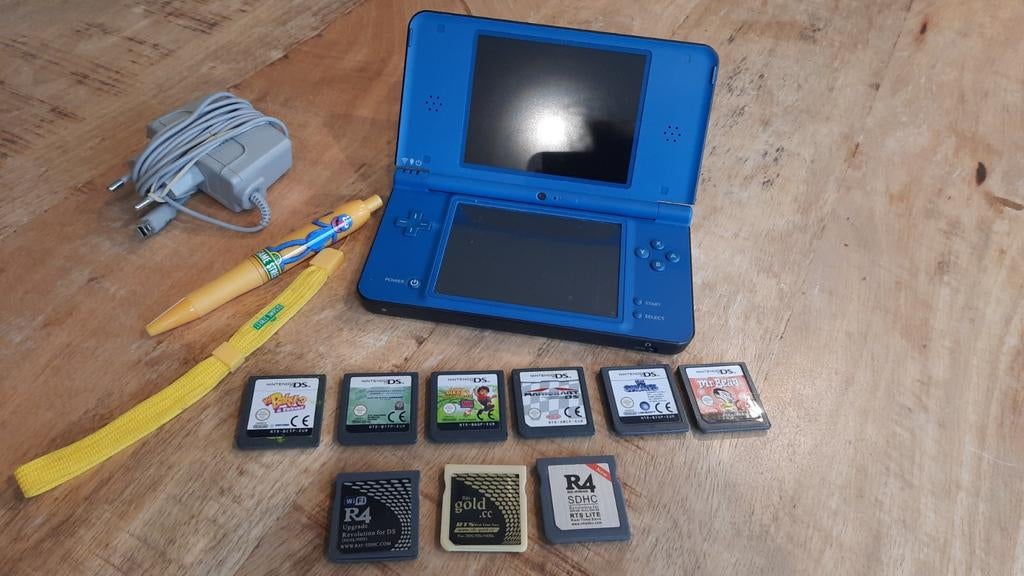 Nintendo DSI XL met lader, Sesamstraat pen en veel spellen, Spelcomputers en Games, Spelcomputers | Nintendo DS, Dsi XL, Blauw