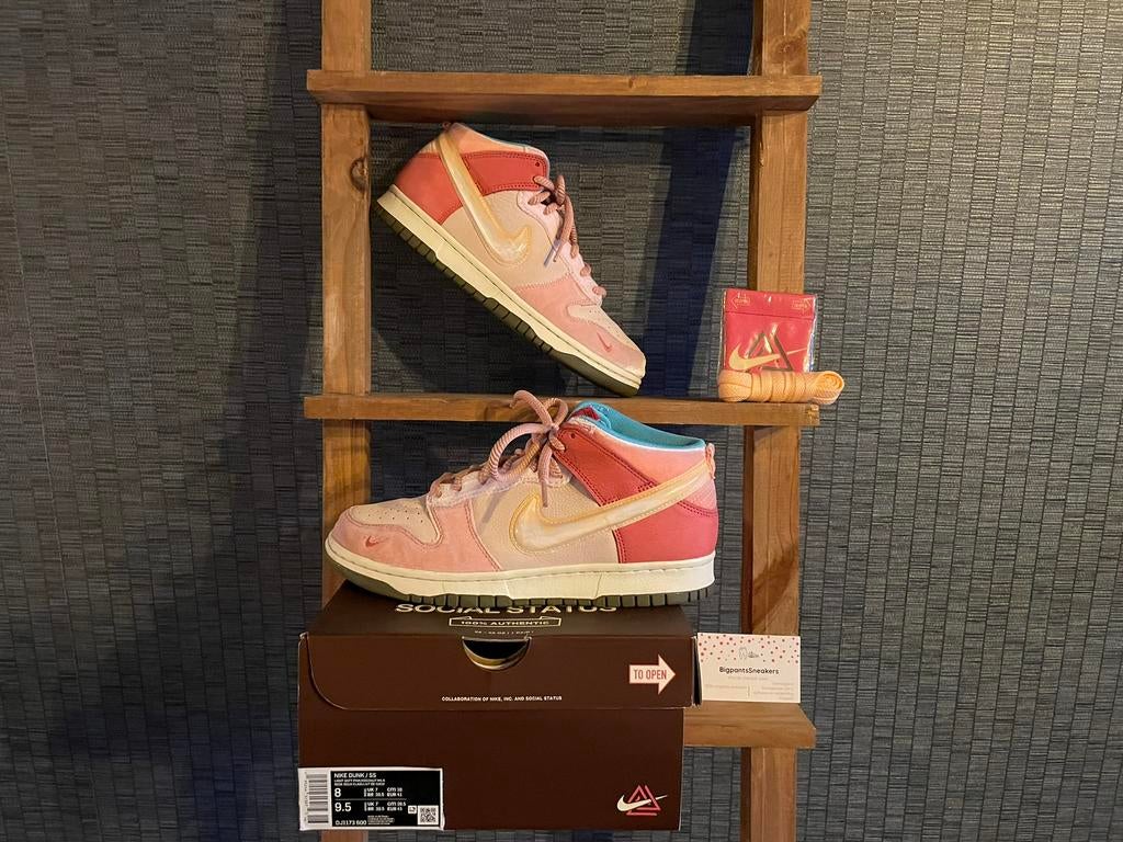 Nike Dunk Mid Social Status EU 41 Free Lunch Strawberry Milk, Ophalen of Verzenden, Roze, Sneakers of Gympen, Zo goed als nieuw