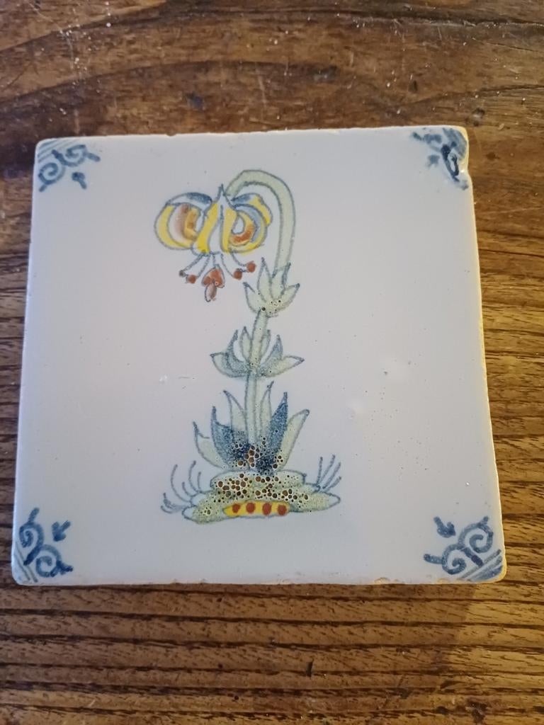 Antieke jaren 30 tegel met bloemmotief, Ophalen of Verzenden