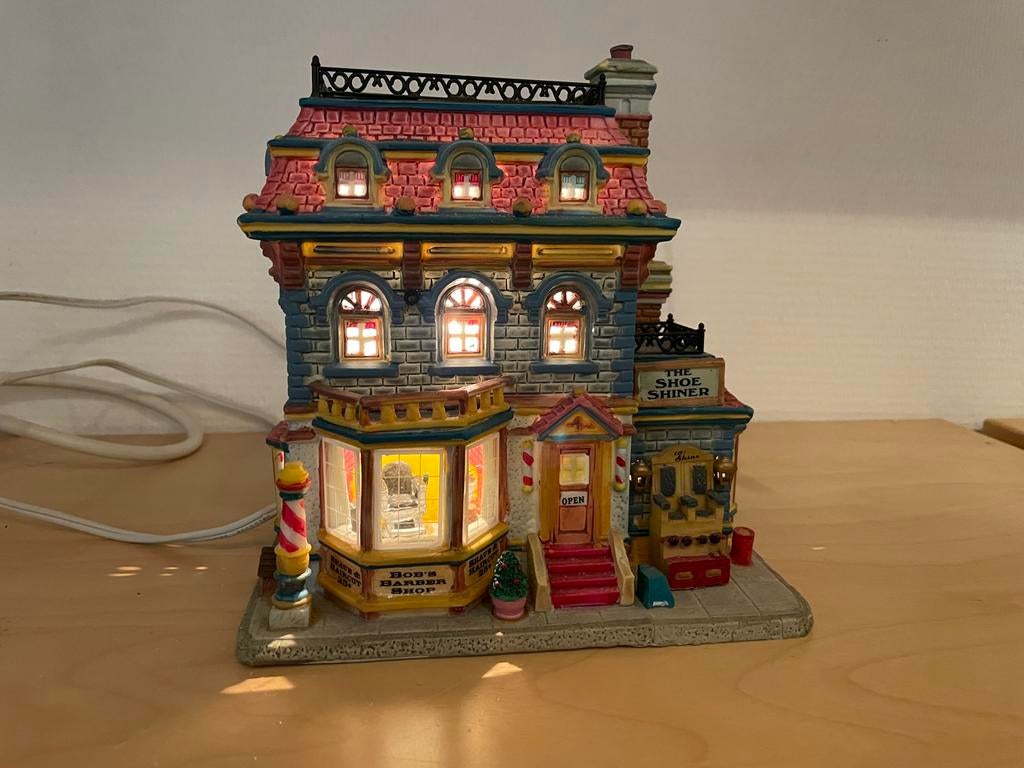 Lemax 2008 bob’s barber shop huisje, Ophalen of Verzenden, Zo goed als nieuw