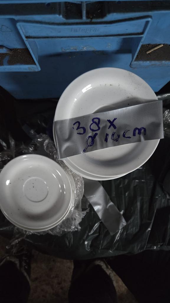 Veel borden schotels en gebaksbordjes, Ophalen, Porselein, Overige stijlen, Bord(en)