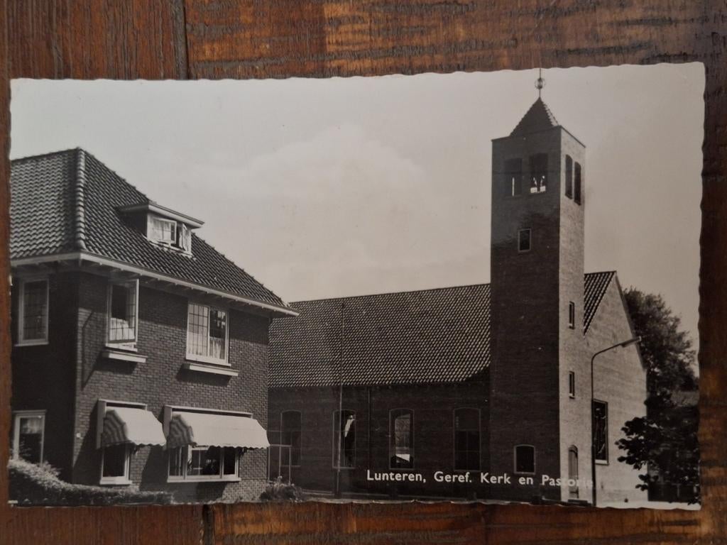 Fotokaart Lunteren - Geref. Kerk en Pastorie, Ophalen of Verzenden, Gelopen, Gelderland