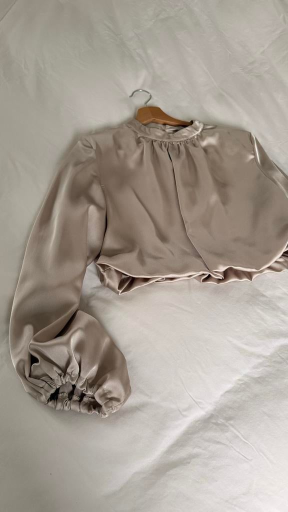 Champagne Satijnen Cropped Top met Ballonmouw, Kleding | Dames, Ophalen of Verzenden, Nieuw, Maat 38/40 (M), Beige