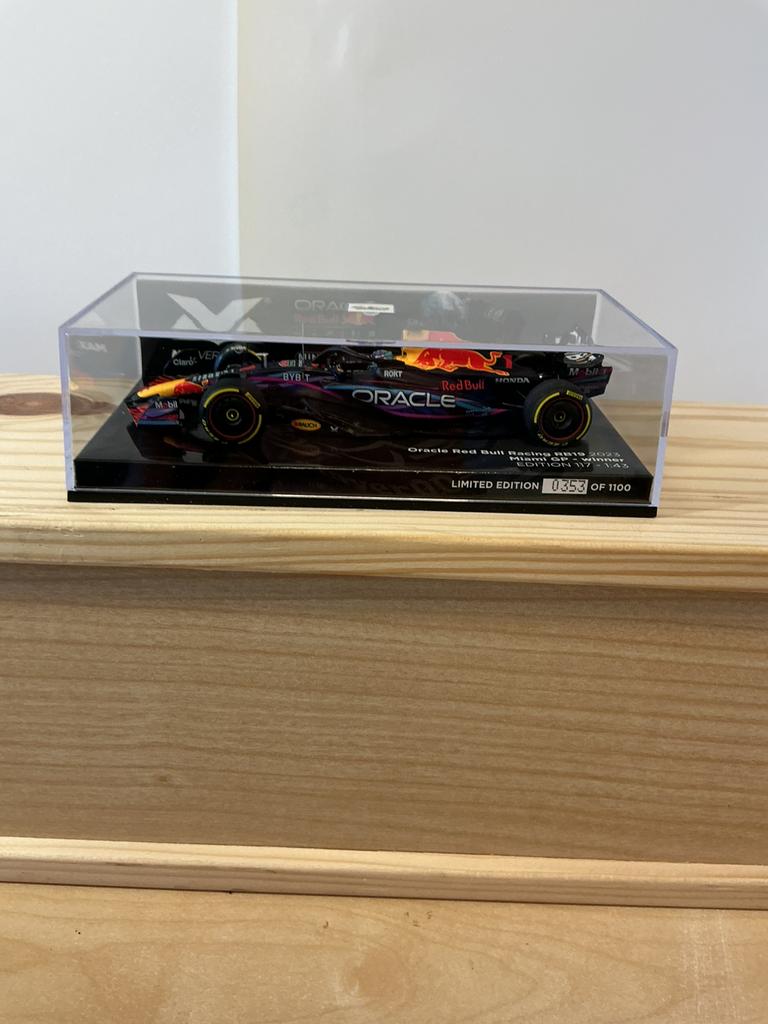 Max Verstappen special livery Miami 1:43, Ophalen of Verzenden, Zo goed als nieuw, Auto's